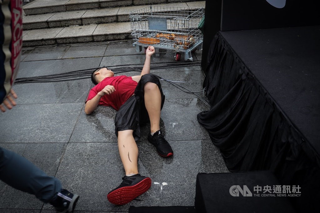 鬧事的中國留學生,被趕下台時不慎跌倒。