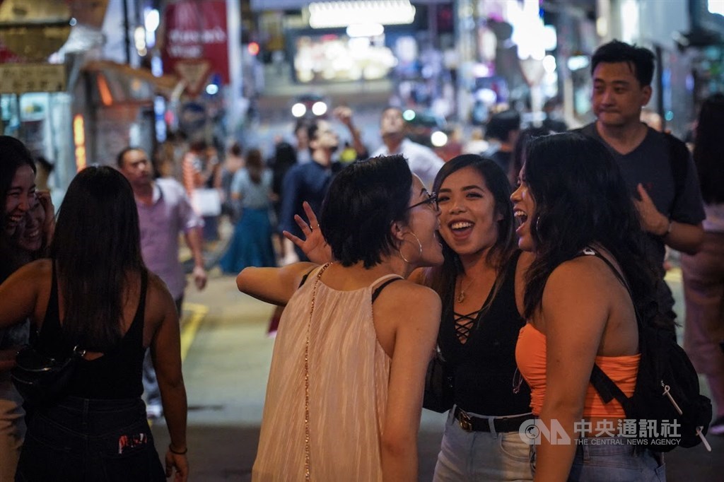 在蘭桂坊周邊開心狂歡的民眾。