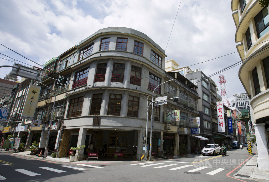 新竹市中央路與大同路交叉口63年屋齡的轉角老屋,今年已轉型改造為「或者工藝櫥窗」,有國內外多位工藝家作品,吸引不少年輕人前往拍照、打卡,也有旅遊團帶隊前往參觀。(新竹市政府提供)中央社記者魯鋼駿傳真 108年9月12日