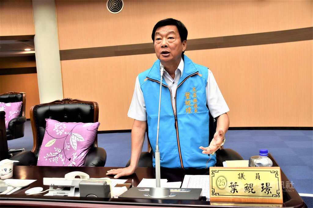 花蓮縣議員葉鯤璟的張姓樁腳,107年選舉期間涉嫌以1票新台幣1000元買票,經落選對手提出當選無效之訴,花蓮地院日前宣判葉鯤璟當選無效;葉鯤璟表示,將提出上訴。圖為葉鯤璟107年5月在縣議會質詢畫面。(民眾提供)中央社記者張祈傳真 108年9月12日