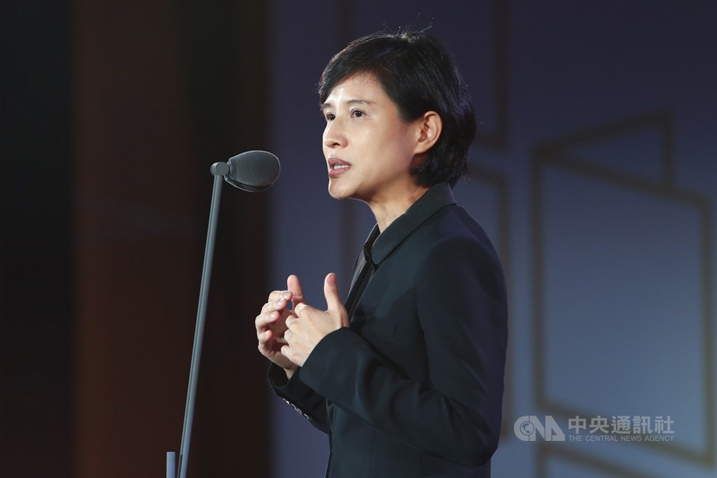 文化部長鄭麗君12日出席第43屆金鼎獎頒獎典禮時表示,從無數創作裡,重新見證台灣出版在華文世界裡有最自由、多元與旺盛的文化生命力。中央社記者王騰毅攝 108年9月12日
