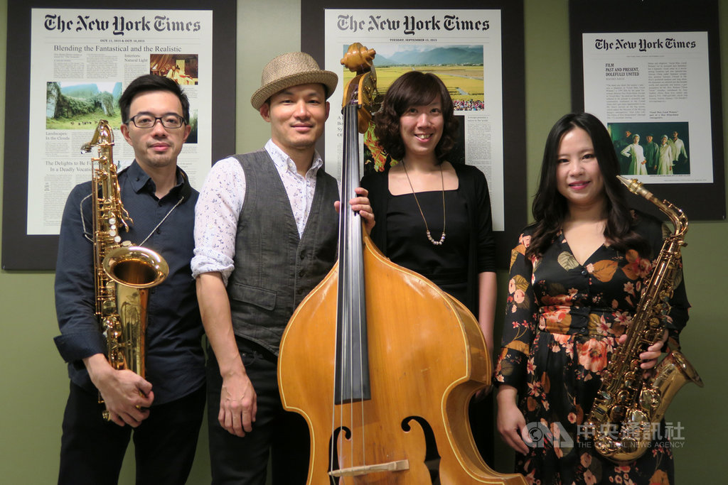 爵士低音提琴演奏家徐崇育(左2)美東時間11日在紐約演出,和Soy La Ley樂團成員潘子爵(右1)、潘恒健(左1)與經理陳思含(右2)合影。中央社記者尹俊傑紐約攝 108年9月12日