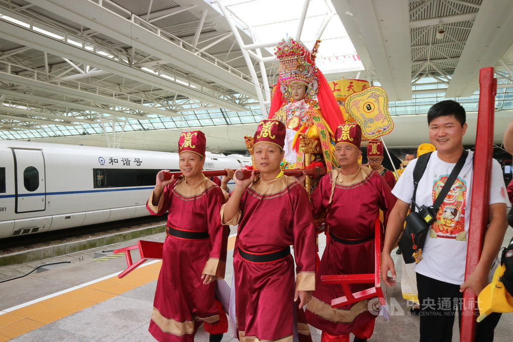 湄洲媽祖12日清晨先從江蘇昆山坐車到上海虹橋,再轉搭高鐵回福建莆田。這也是高度176公分的湄洲媽祖「高鐵初體驗」,信徒笑稱這景象是「千年等一回」。中央社記者者陳家倫上海攝 108年9月12日