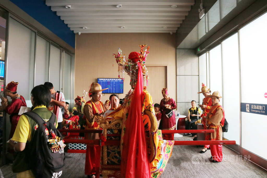 為了讓媽祖順利「回家」,上海虹橋站工作人員基於便民考量,特別開啟位於出發層的北邊五號出入口給予「禮遇通關」,過程中沒有安檢,也未再次查驗湄洲媽祖的實名車票,並讓媽祖提早到月台上候車。中央社記者者陳家倫上海攝 108年9月12日