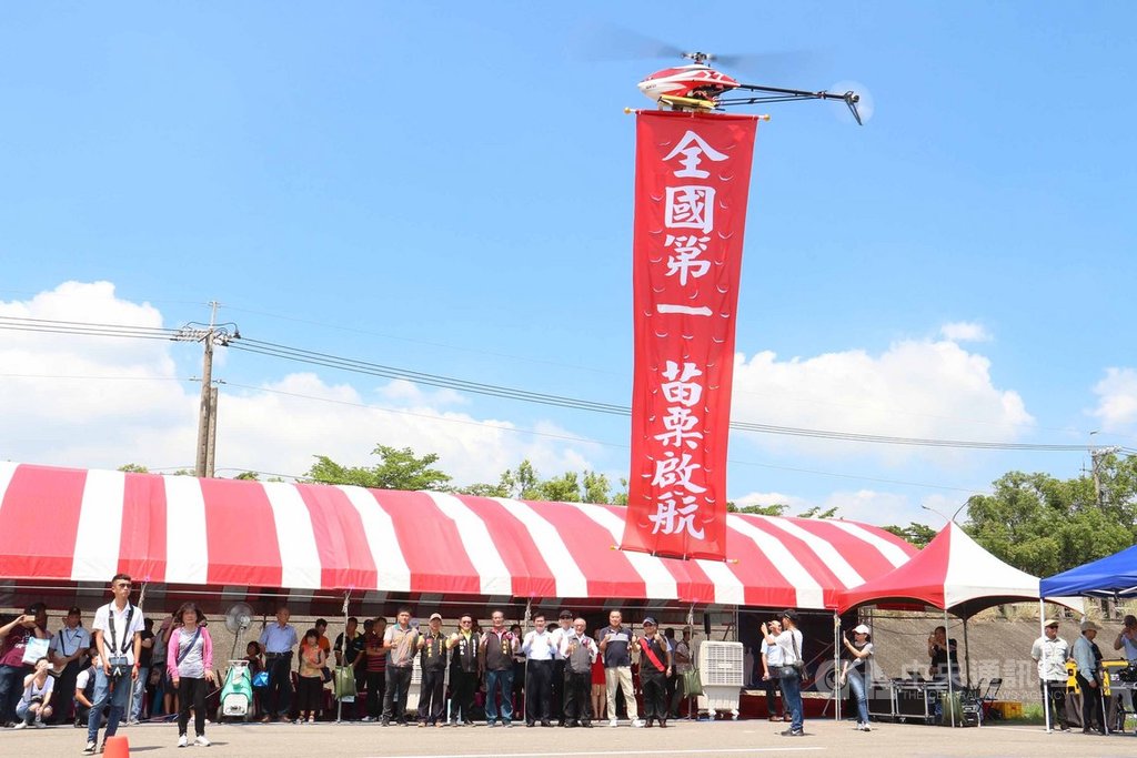 民航法增訂遙控無人機專章109年3月底施行,因應法規上路,全國首座術科測驗場地12日在苗栗縣後龍溪畔啟用,象徵遙控無人機管理,邁入專業化證照制度的新里程。中央社記者管瑞平攝 108年9月12日