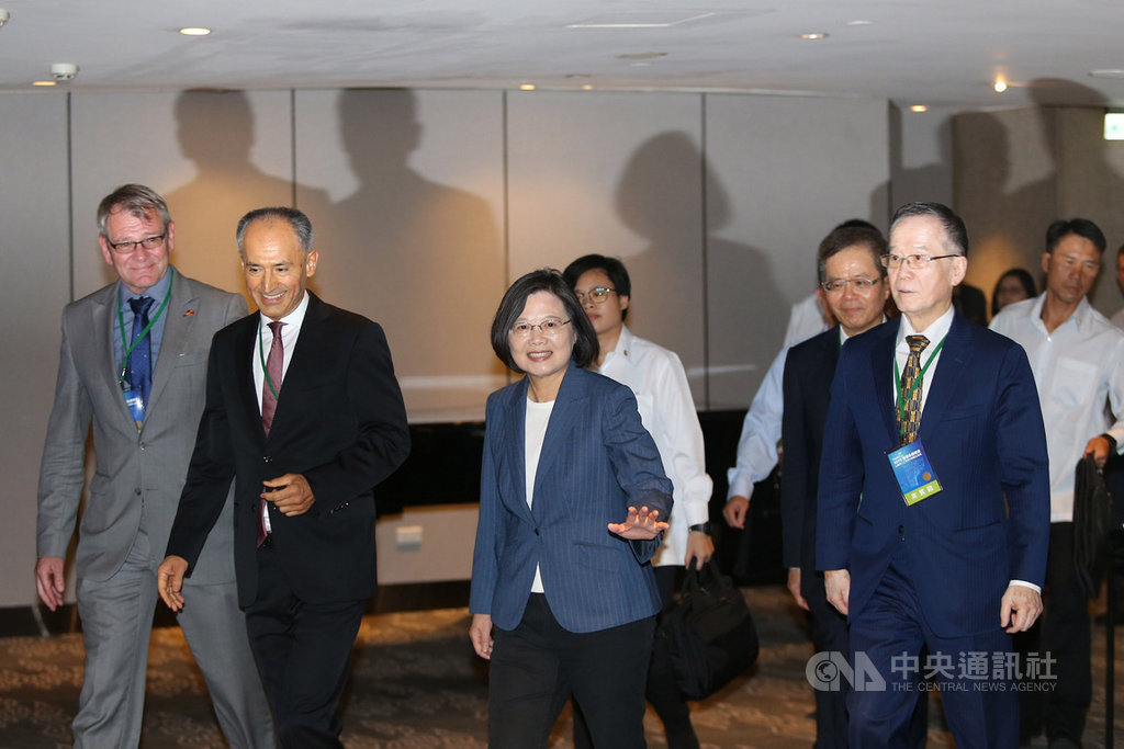 總統蔡英文(前中)12日下午出席「2019台灣永續峰會:以產業人工智慧共構數位台灣」開幕式,向媒體揮手致意。中央社記者徐肇昌攝 108年9月12日