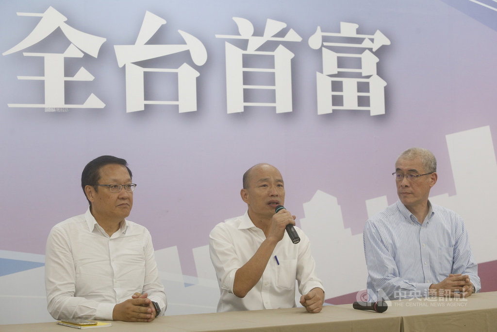 國民黨籍總統參選人韓國瑜(中)12日中午與淡江大學國際事務與戰略研究所教授何思因(右)、前外交官介文汲(左),在臉書粉絲團以「富國利民,不拚面子拚裡子」為題,對外闡述他的外交政策與理念。圖為直播後,韓國瑜接受媒體聯訪。中央社記者董俊志攝 108年9月12日