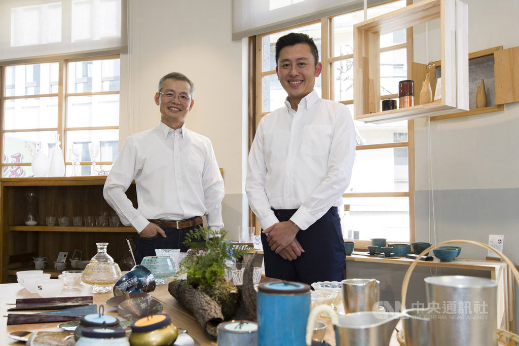 位於新竹市中央路與大同路交叉口的轉角老屋今年已轉型為工藝櫥窗,有許多國內外工藝家作品,新竹市長林智堅(右)12日邀民眾前往參觀展覽與食飲體驗。左為鴻梅文化藝術基金會創辦人陳添順。(新竹市政府提供)中央社記者魯鋼駿傳真 108年9月12日