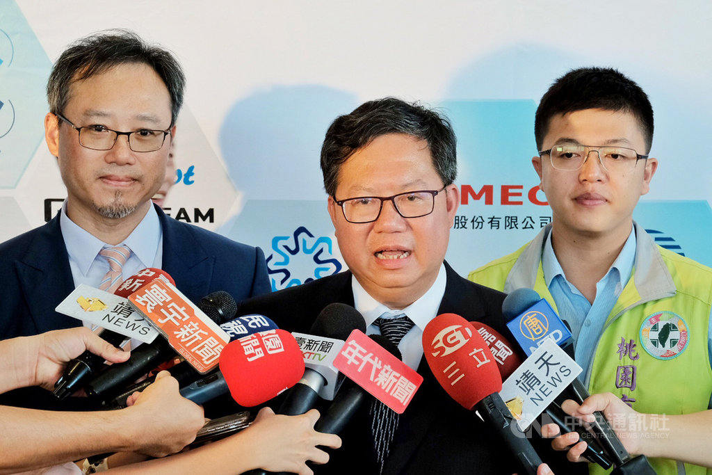 鴻海創辦人郭台銘12日發布聲明退出國民黨,桃園市長鄭文燦(中)表示,在2個主要政黨外有第3個候選人,相信對於總統選舉會有更多競爭,這個過程對於台灣的民主來說應該是好事。中央社記者吳睿騏桃園攝 108年9月12日
