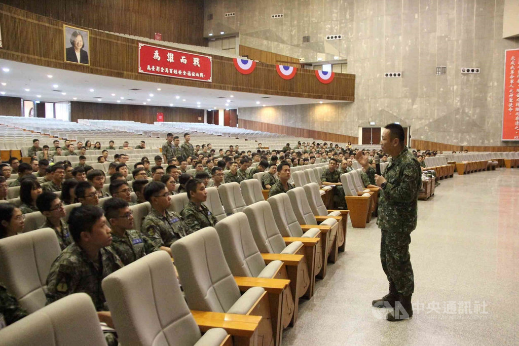 鑑於近期發生數起酒駕及傷損事件,為落實檢討肇因及研討有效防處作法,國軍第四作戰區12日召集各級政戰主管與心輔單位辦理自傷防制暨秋節軍法紀宣導教育講座,教育正確自傷防制觀念和危安管控。(第四作戰區提供)中央社記者陳朝福傳真 108年9月12日