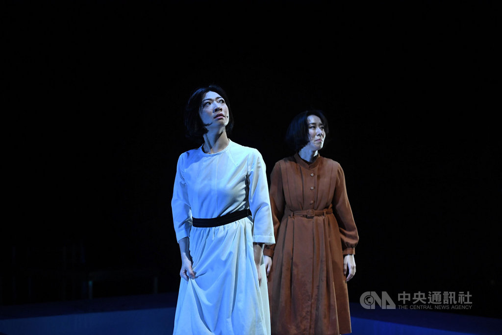人力飛行劇團推出舞台劇「雙姝怨」,將於13日至15日在台北水源劇場上演,12日進行彩排,演出精彩片段。中央社記者王飛華攝 108年9月12日