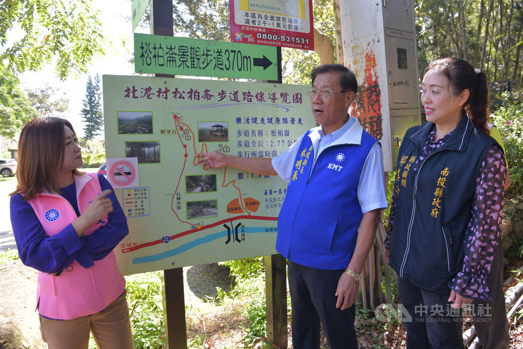 為提升南投縣國姓鄉松柏崙風景區、長流社區居住與遊憩環境,南投縣府將爭取新台幣1800萬元進行環境綠美化,縣長林明溱(中)12日前往踏勘。(縣府提供)中央社記者蕭博陽南投縣傳真 108年9月12日
