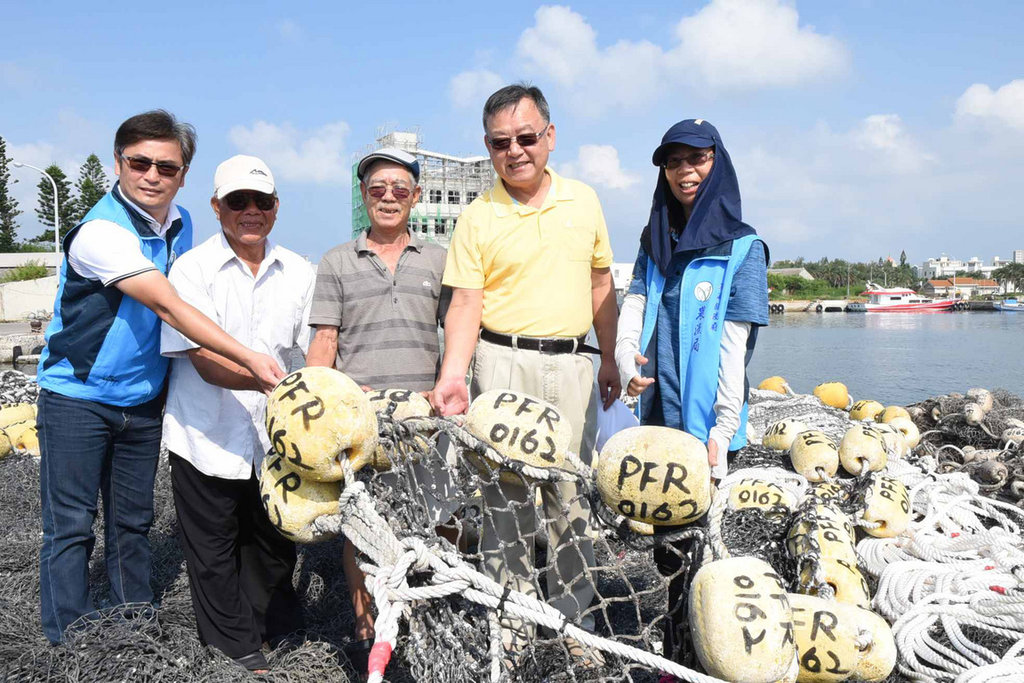 澎湖縣政府輔導定置網業者完成網具實名制,縣長賴峰偉(右2)12日前往視察表示,未來在澎湖海域設置的定置網具,都必須記名,業者必須負起網具管理,廢棄漁網不可隨意丟棄海洋。中央社 108年9月12日