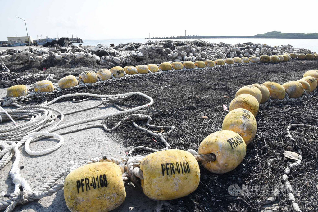 澎湖海域定置網具捕魚,12日起全部都要取得漁業權執照的實名制,未來違規設置者將依漁業法處以新台幣3萬至15萬元罰鍰。中央社 108年9月12日