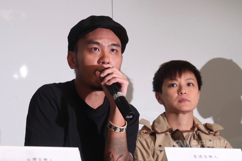 多個民間團體29日將在台北舉辦「929台港大遊行:撐港.反極權」行動,聲援香港反送中運動,音樂人楊大正(左)、何韻詩(右)12日出席記者會,呼籲民眾一同支持。中央社記者吳家昇攝 108年9月12日