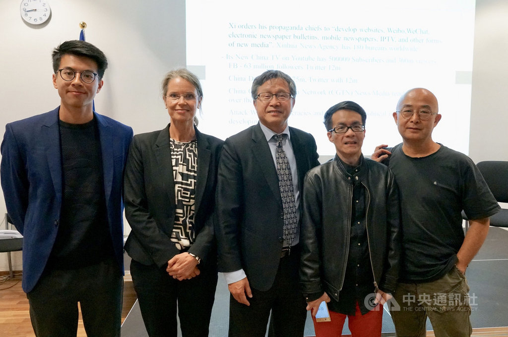 香港學生黃台仰、德中協會-台灣之友副主席齊勒森(Sophie-Caroline Zillessen)、駐德代表謝志偉、成功大學教授梁文韜、中國作家廖亦武(從左至右)11日在柏林出席香港情勢的專題演講。(駐德代表處提供)中央社記者林育立柏林傳真 108年9月12日
