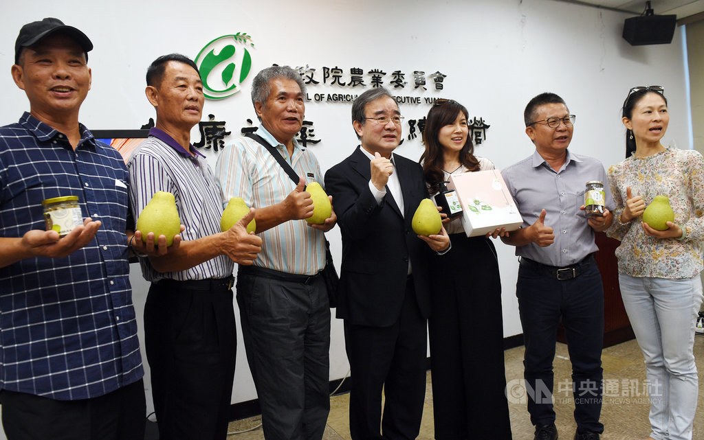 農糧署長胡忠一(中)12日在農委會邀集柚農及農會代表等,召開「文旦之亂再起 農民唾棄政客造謠」記者會,嚴正駁斥柚子謠言,並推廣國內優良柚子及副產品。中央社記者施宗暉攝 108年9月12日