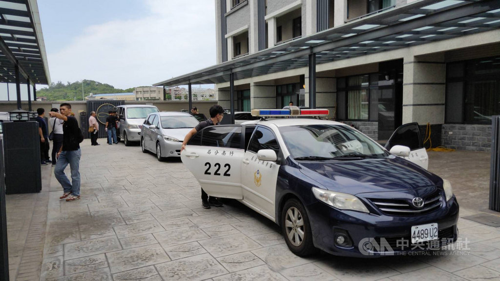 苗栗縣警察局刑警大隊12日宣布,破獲隱身在竹南鎮一處新建社區透天住宅的詐騙機房,共逮捕6名成員,初估2年來不法獲利新台幣近億元。(翻攝照片)中央社記者管瑞平傳真 108年9月12日