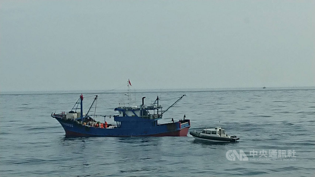 澎湖海巡隊今年8月查扣越界作業的中國大陸漁船「閩惠漁02055號」,重罰新台幣120萬元,12日下午由海巡艇押解驅離出境。(澎湖海巡隊提供)中央社 108年9月12日