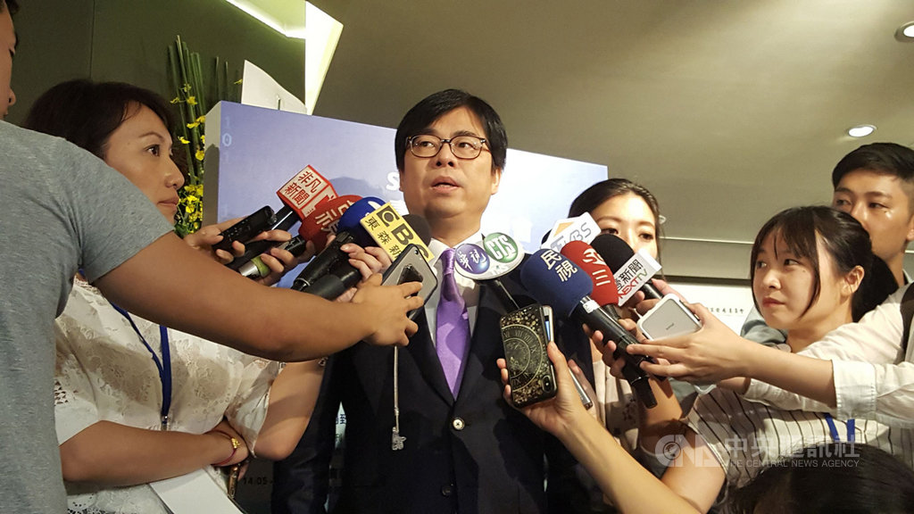 行政院副院長陳其邁12日出席2019台灣永續峰會:以產業人工智慧共構數位台灣活動前受訪,呼籲高雄市長韓國瑜協助讓大港開唱能繼續在高雄舉行。中央社記者廖禹揚攝 108年9月12日