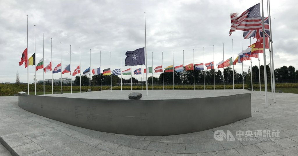美國遭911恐怖攻擊18週年,9月11日北大西洋公約組織(NATO)總部內會員國國旗降半旗悼念。中央社記者唐佩君布魯塞爾攝 108年9月12日