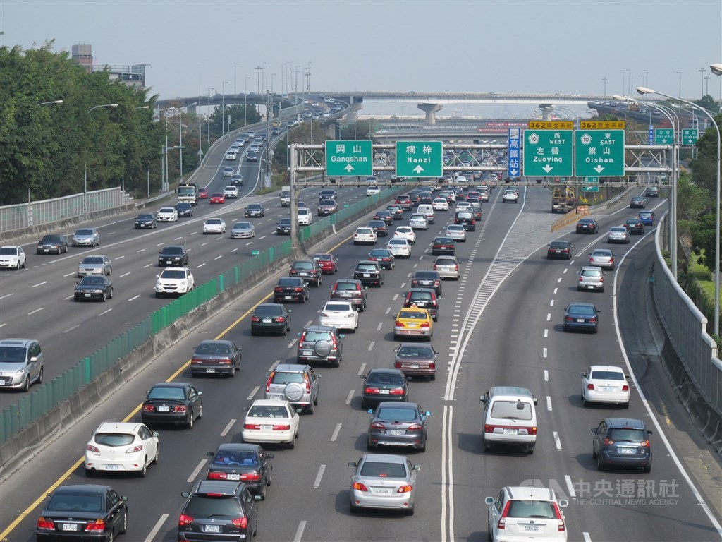 交通部高速公路局12日表示,13日國道是假期第一天,返鄉加出遊,車流量也最多,易壅塞時段較長。(中央社檔案照片)