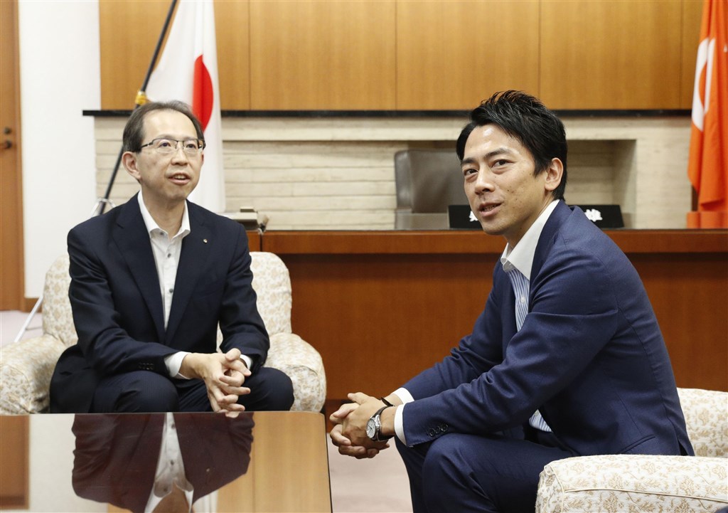 新任環境大臣小泉進次郎(右)12日前往福島縣訪視時,親自向漁民們致歉。圖為小泉進次郎同日會見福島縣知事内堀雅雄(左)。(共同社提供)