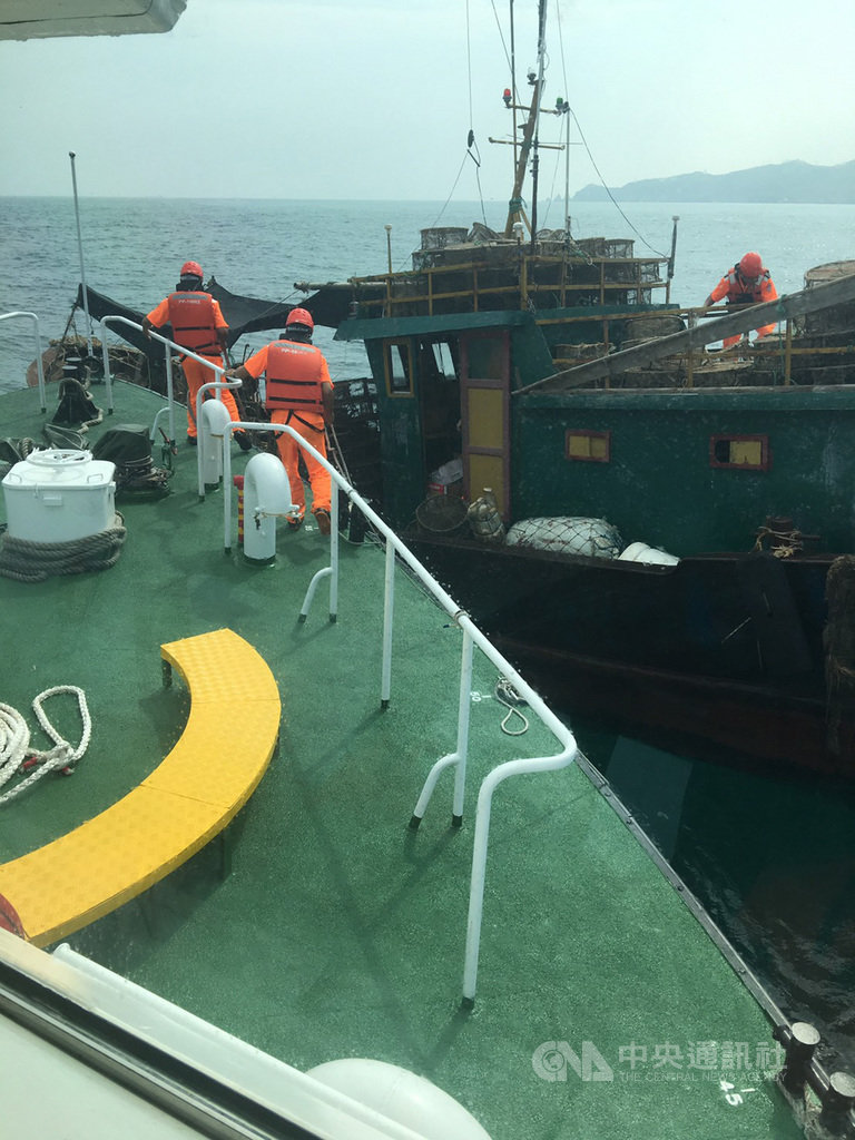 海巡署艦隊分署第十(馬祖)海巡隊查扣非法大陸漁船,由艦隊分署裁罰新台幣30萬後驅離出境。(馬祖海巡隊提供)中央社 108年9月12日