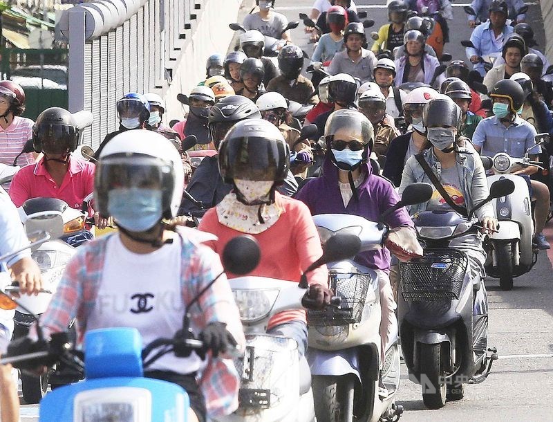 行政院12日找財政部、經濟部開會,研議減少機車貨物稅議題,初步規劃將提出新的「環保機車汰舊換新減稅優惠」。(中央社檔案照片)