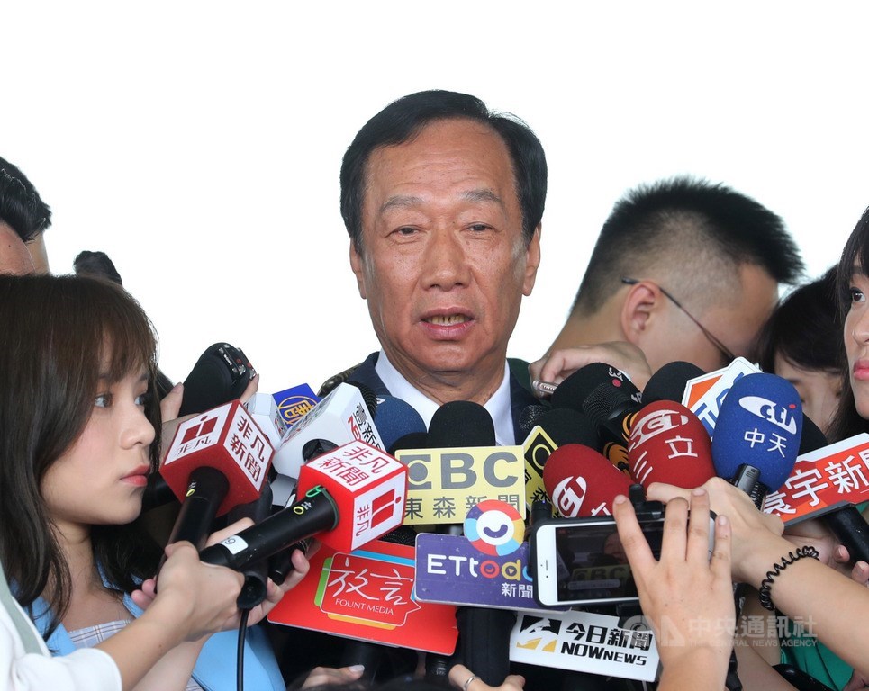 郭幕僚、永齡基金會副執行長蔡沁瑜12日轉達鴻海創辦人郭台銘(中)聲明,即日起退出國民黨。(中央社檔案照片)