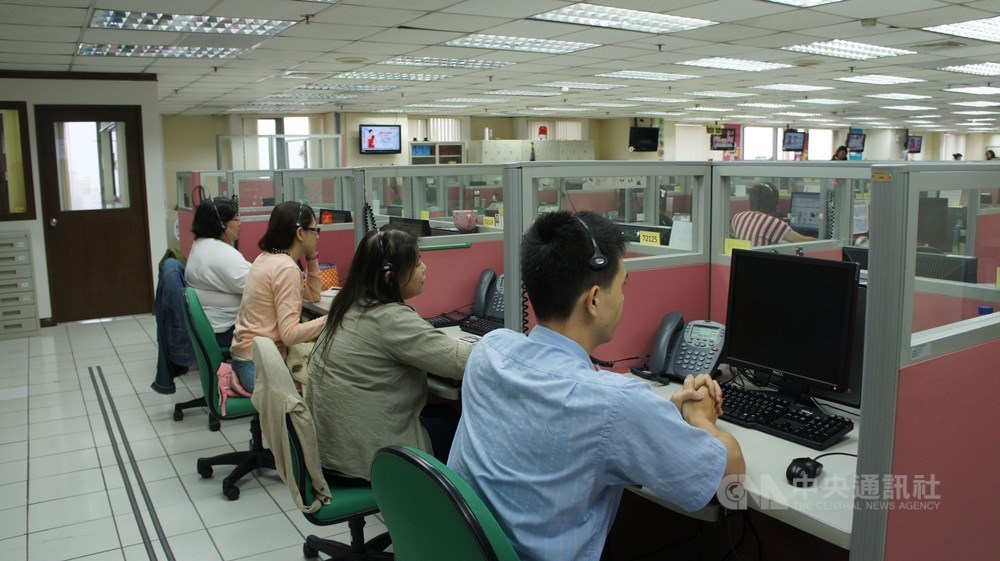 勞動部13日表示,中秋節是國定假日,雇主應該依法給假並給薪,若徵得勞工同意出勤加班,雇主應加倍發給工資。(示意圖/中央社檔案照片)