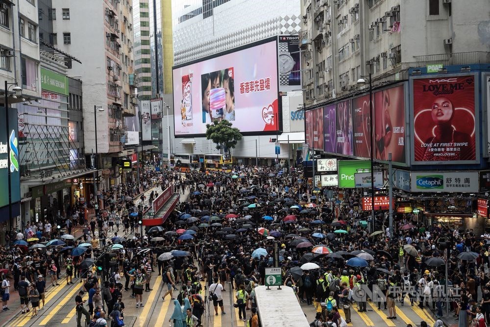 知情的中國企業主管透露,北京當局敦促近百家中國最大國企的高級代表盡一份心力,協助平息香港反送中抗議。圖為8月11日反送中遊行畫面。(中央社檔案照片)