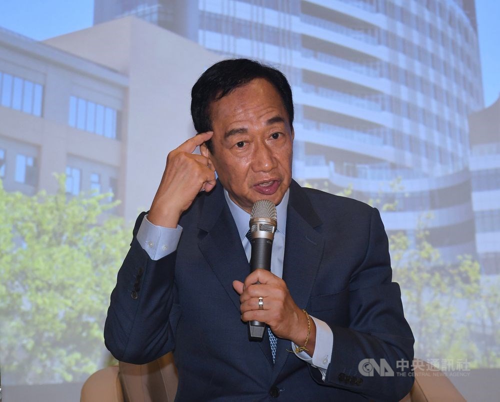 外傳鴻海創辦人郭台銘要在中秋節宣布獨立參選,郭台銘13日透過影片表示「中秋節不會到中選會」。(中央社檔案照片)
