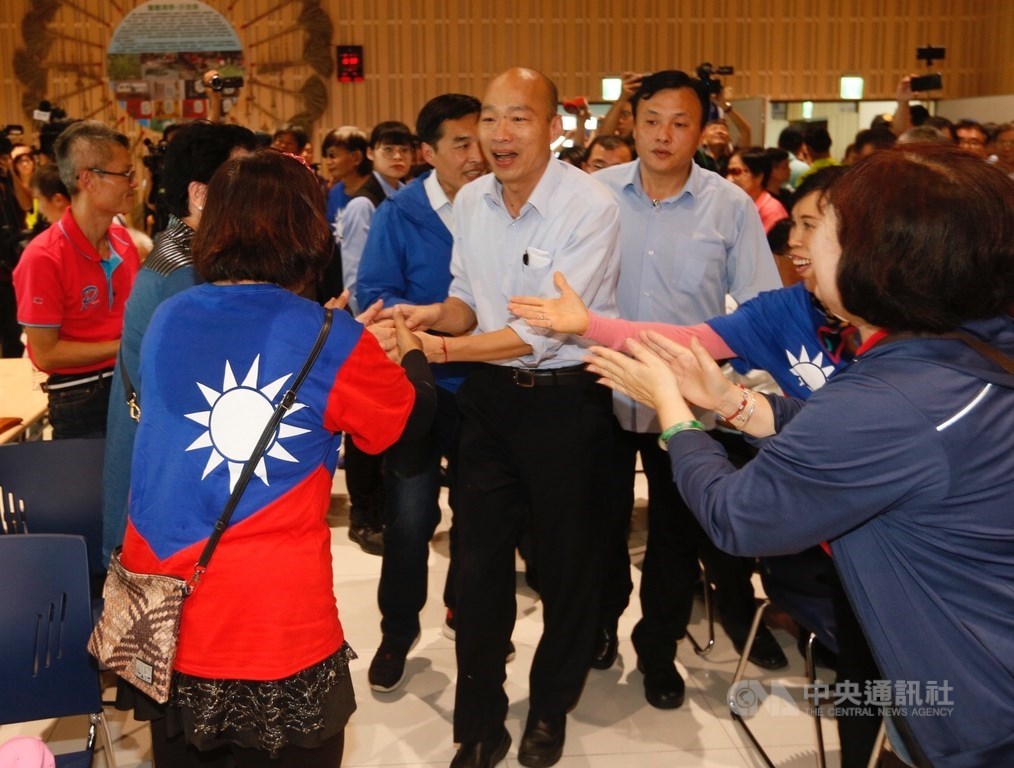 國民黨總統參選人韓國瑜(中)14日下鄉台中,將與台中市長盧秀燕、大甲鎮瀾宮董事長顏清標合體,固守中台灣。圖為韓國瑜5日赴林園區公所市政請益開講。(中央社檔案照片)