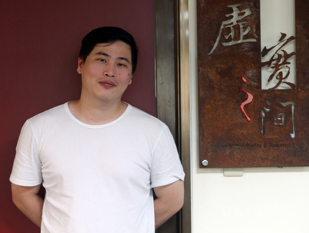 20年前的九二一大地震,奪走阿騫的雙親,一夜之間讓阿騫面臨天人永隔的傷痛,走過抑鬱陰沉的成長路,阿騫克服傷痛,勇敢站出來與大家分享他的生命故事,以自身經歷鼓勵更多人走出黑暗、迎向光明。中央社記者鄭傑文攝 108年9月13日