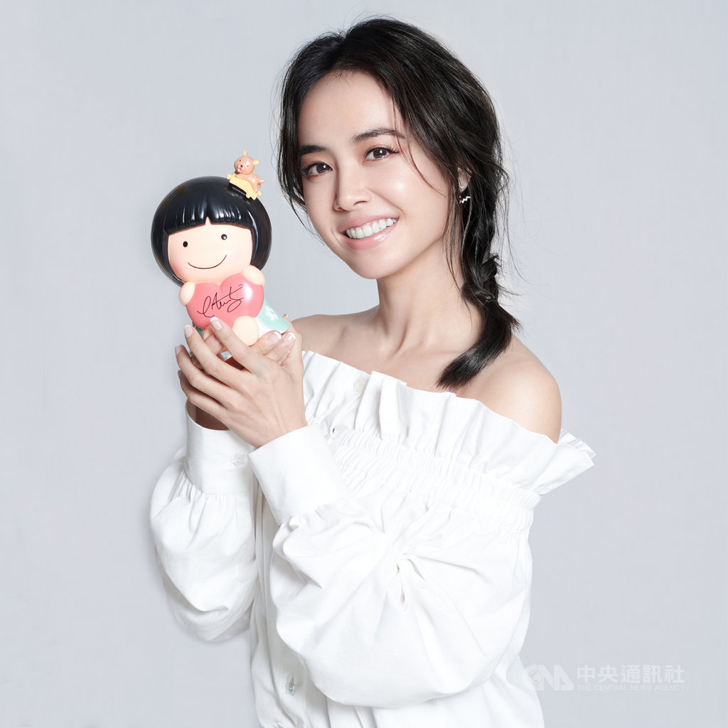 家扶基金會推出公益拍賣,目前已獲得蔡依林(圖)等18名藝人、名人響應,親簽家扶娃娃撲滿,提供網路競標,所得將全數用於「家扶無窮世代計畫」,填補弱勢孩子教育空缺。(家扶提供)中央社記者陳至中台北傳真 108年9月13日