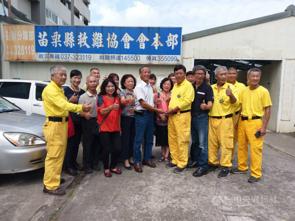 九二一地震將滿20年,台中東勢王朝一期社區大樓12名受災戶10日展開感恩之旅,拜訪地震時第一時間進駐救援的苗栗縣救難協會。(讀者提供)中央社記者趙麗妍傳真 108年9月13日