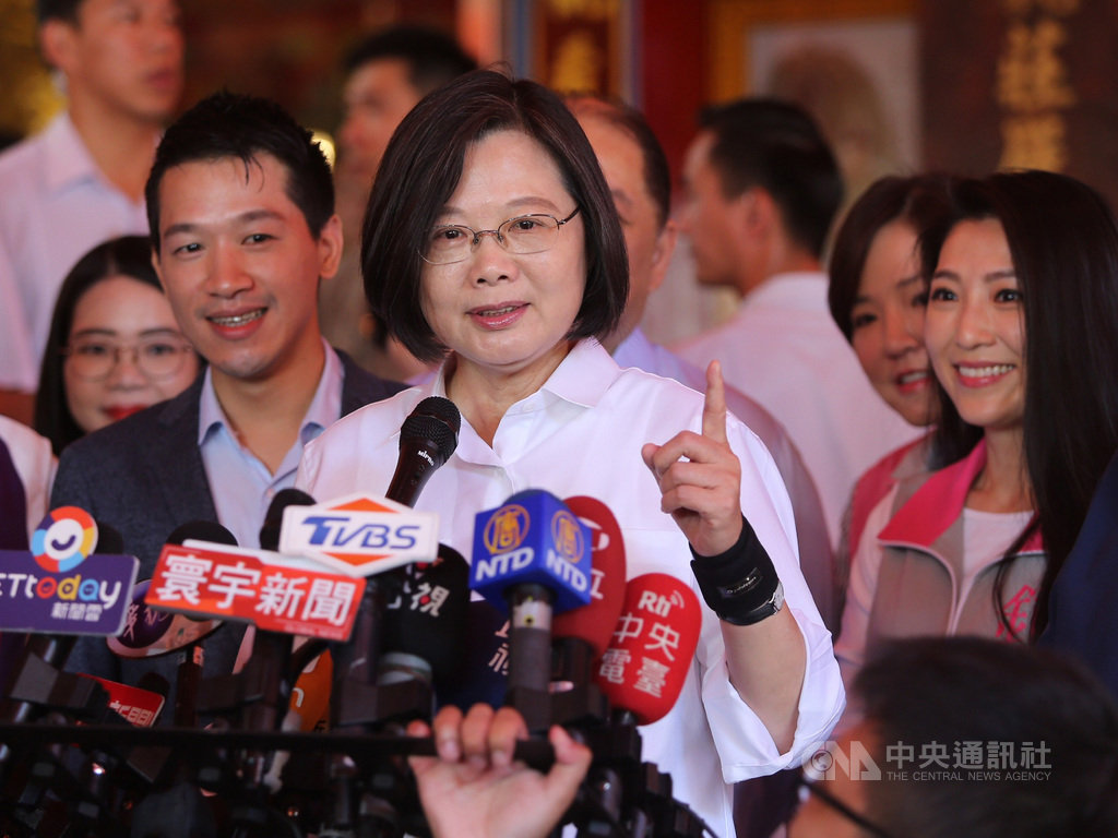對於鴻海創辦人郭台銘若參選是否拉到中間選民選票,總統蔡英文(中)13日上午參拜葫蘆堵海光宮受訪表示,國民黨的初選還在持續當中,現階段她還是全力以赴,以國政優先穩紮穩打,對整體選情有信心。中央社記者徐肇昌攝 108年9月13日