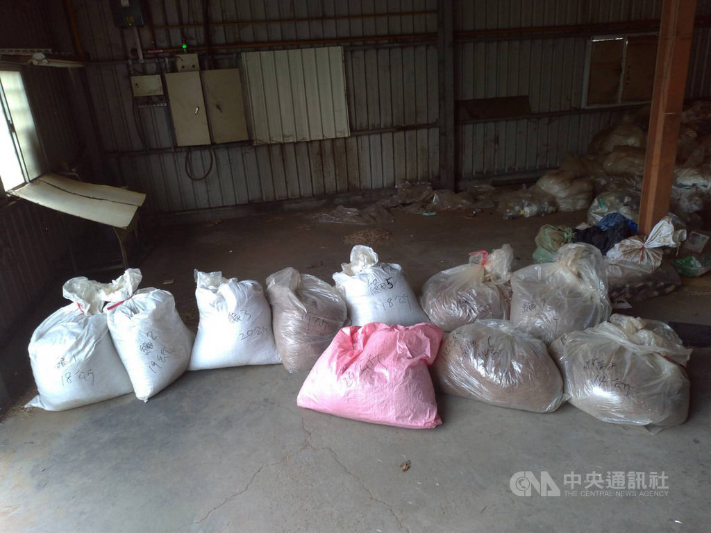 海巡署偵防分署高雄查緝隊13日宣布,跨區到彰化查獲2處私菸工廠,起出捲菸成品100箱、菸絲176公斤等,市值約新台幣千萬元。(高雄查緝隊提供)中央社記者王淑芬傳真 108年9月13日
