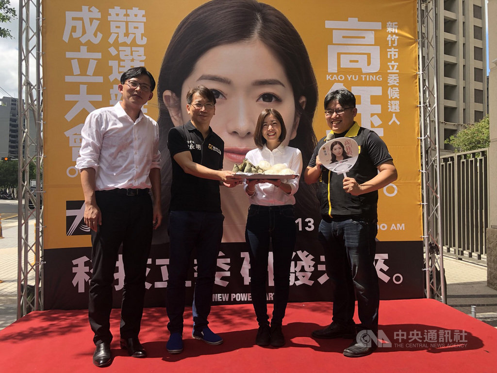時代力量新竹市立法委員參選人高鈺婷(右2)競選辦公室13日成立,時力黨主席徐永明(左2)、立委黃國昌(左)與時力前黨主席邱顯智(右)到場相挺。中央社記者魯鋼駿攝 108年9月13日