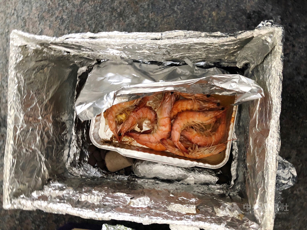 國立台灣科學教育館13日舉行「神奇的紙箱烤肉」活動,國立高雄師範大學團隊研發出紙箱烤肉法,利用簡單的紙箱、錫箔紙,就能造出一個節能烤爐,運用熱對流和熱輻射原理,輕輕鬆鬆把肉烤熟。(科教館提供)中央社記者陳至中台北傳真 108年9月13日