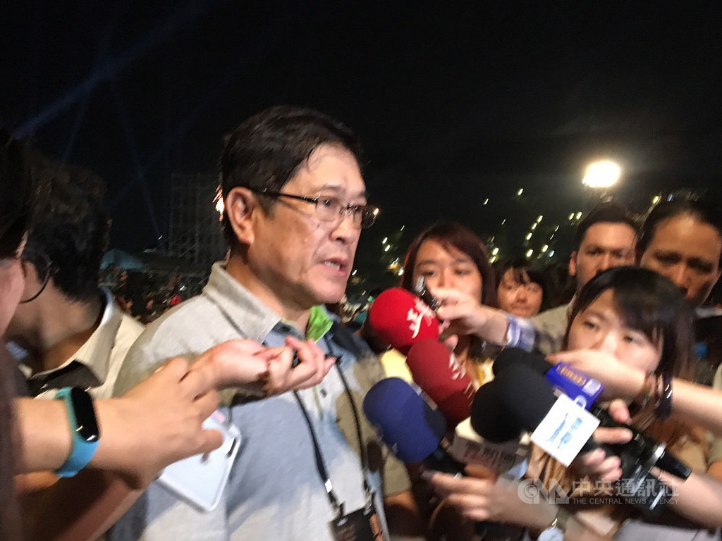 台電公司13日在新北市陰陽海旁的水湳洞停車場舉辦「點亮十三層遺址」點燈儀式,台電董事長楊偉甫在活動前接受媒體訪問。中央社記者廖禹揚攝 108年9月13日
