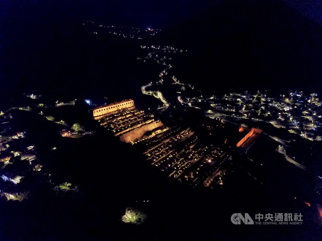 位於新北市瑞芳區的十三層遺址13日晚間中秋夜點亮迷人燈光,琥珀色燈彩搭配藝文團體優人神鼓現場磅礡演出,吸引上萬人到場共同見證歷史遺址之美。中央社記者孫仲達攝 108年9月13日