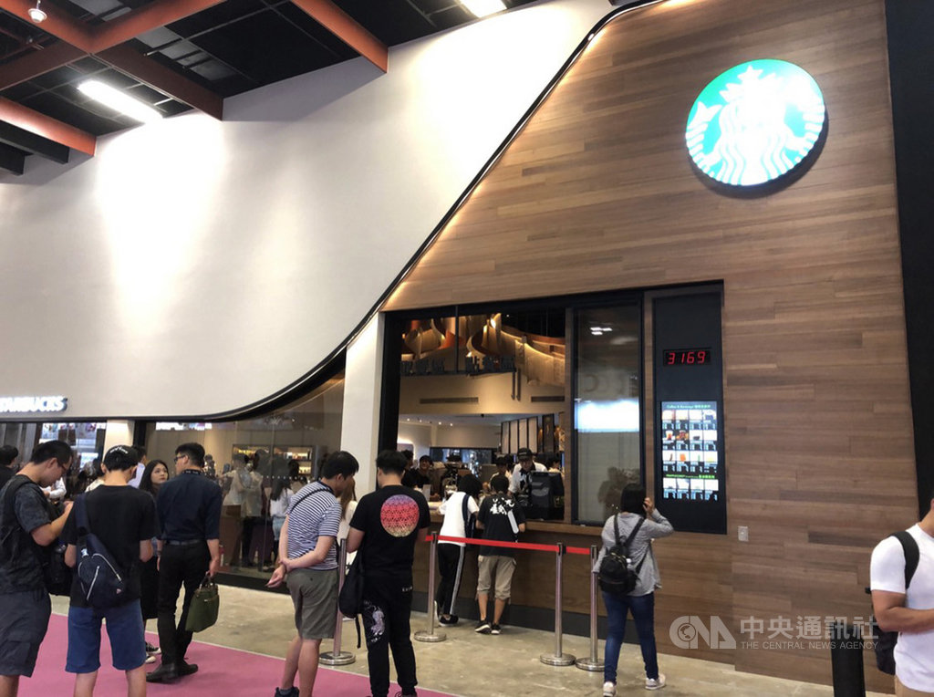 星巴克8月起進駐世貿一館,並配合展場規劃全台第一個外帶咖啡點餐窗口,中華民國對外貿易發展協會表示,希望藉此為各項展覽帶來更多客源。(外貿協會提供)中央社記者廖禹揚傳真 108年9月13日