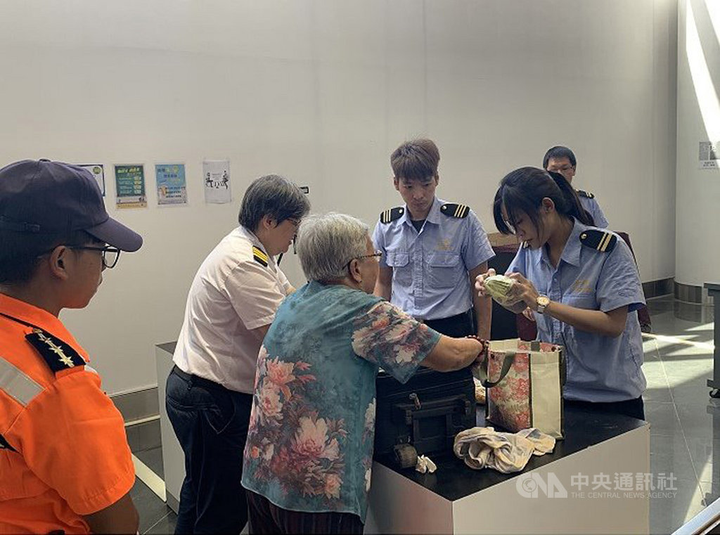 關務署台北關表示,桃園國際機場從9月1日至今已有6起旅客攜帶含豬肉內餡的月餅入境而遭到重罰案例。馬祖檢疫站與海關加強小三通往來旅客行李檢查。(馬祖檢疫站提供)中央社 108年9月13日