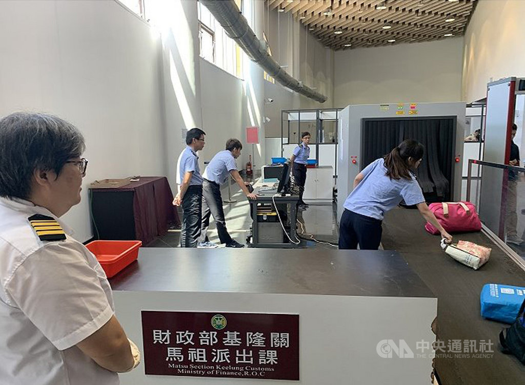 關務署台北關表示,桃園國際機場從9月1日至今已有6起旅客攜帶含豬肉內餡的月餅入境而遭到重罰案例。馬祖檢疫站與海關持續加強小三通遊客檢查宣導,若查獲將處新台幣20萬元重罰,呼籲旅客特別注意。(馬祖檢疫站提供)中央社 108年9月13日