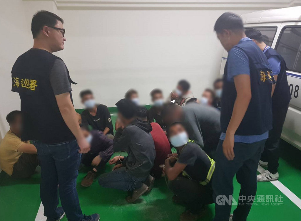 海巡署偵防分署雲林查緝隊與移民署台中專勤隊組成專案小組,日前會同台中市政府勞工局聯合查緝,在台中后里一處科技廠工地,當場查獲14名越南籍失聯移工在工地非法打工。(雲林查緝隊提供)中央社記者葉子綱傳真 108年9月13日