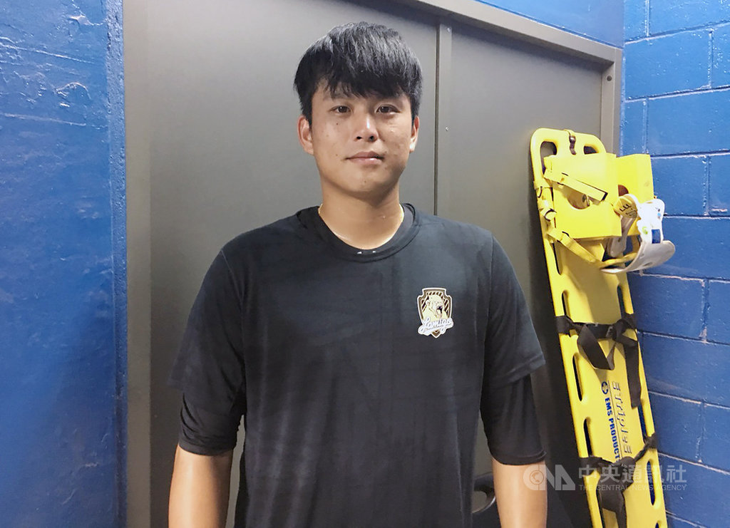 中華職棒Lamigo桃猿隊今年季中選秀第一指名蘇俊璋已在一軍初登板,不過挨轟一發2分砲。他13日受訪表示,控球部分還要再加強,但能站上職棒舞台相當開心。中央社記者楊啟芳攝 108年9月13日