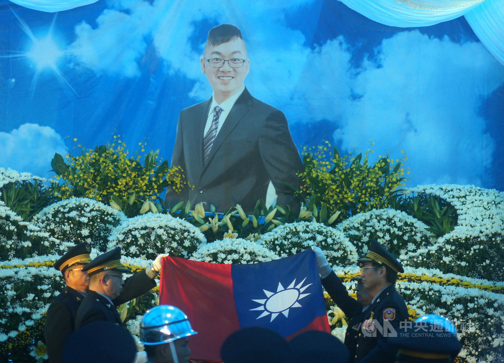 新北市政府警察局汐止分局員警薛定岳因公殉職,13日在彰化伸港鄉第一公墓舉辦告別式,薛定岳靈柩覆蓋國旗,場面哀戚。中央社記者吳哲豪彰化攝 108年9月13日