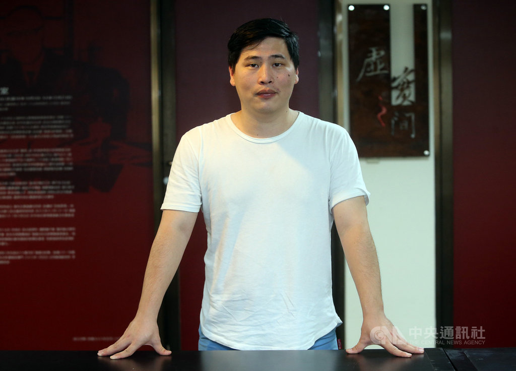 對阿騫而言,20年前九二一大地震那一晚的事仍歷歷在目,當時一家當中年紀最小的他只有8歲,卻讓他一夜之間面臨天人永隔的傷痛。如今阿騫已有勇氣正視那段悲傷過往,並勇敢站出來與大家分享他的生命故事。中央社記者鄭傑文攝 108年9月13日